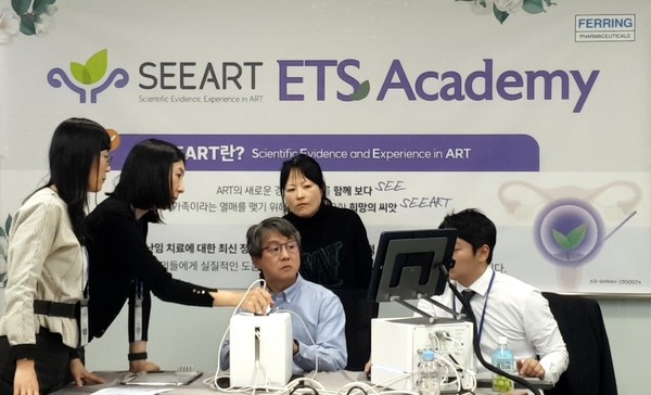 배아이식 시뮬레이션 교육 프로그램 ‘SEEART – ETS Academy’에 참여한 난임 의료진들이 표준 배아이식 프로토콜을 바탕으로 개발된 시뮬레이터를 직접 사용해 보며 배아이식 기술을 습득하고 있다.
