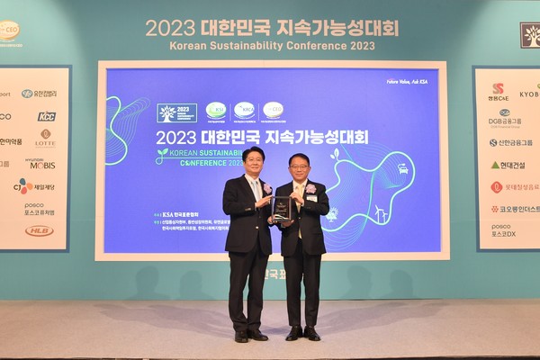 삼성서울병원이 24일 서울 소공동 롯데호텔에서 개최된 '2023대한민국 지속가능성 대회'에서 종합병원 최초로 '대한민국 지속가능성지수 (KSI)'와 '지속가능성보고서상(KRCA)' 등 2개 부문을 수상했다.