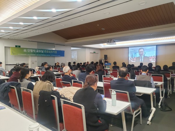 고려대의대와 보건대학원은 지난 23일 인천 송도컨벤시아에서 ‘故 안형식 교수 추모 심포지엄’을 개최했다. 화면 속 故 안형식 교수 생전 모습.
