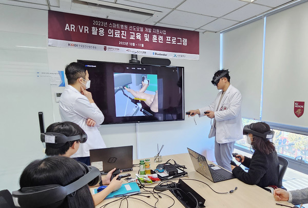 VR·AR을 활용하는 의료진 교육 및 훈련 프로그램을 운영하는 모습