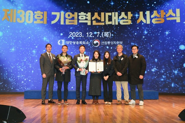 동아쏘시오홀딩스는 제30회 기업혁신대상에서 산업통상자원부 장관상을 수상했다.
