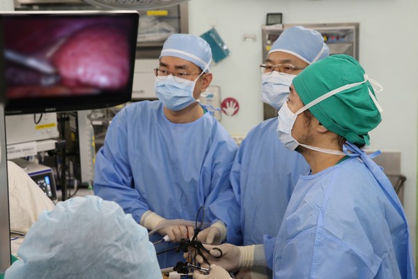 서울아산병원 간이식·간담도외과 김기훈 교수(오른쪽 첫번째)팀이 복강경 간절제술을 시행하고 있다.