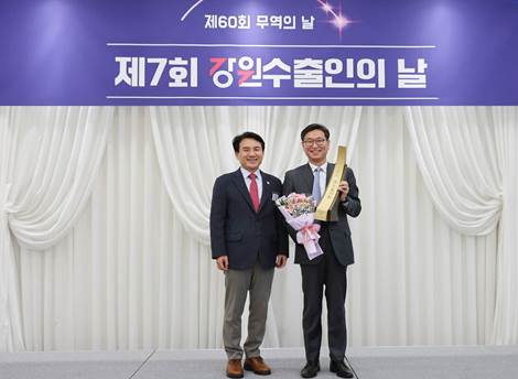 휴젤 한선호 대표집행임원(우)이 김진태 강원특별자치도지사(좌)로부터 '7천만불 수출의 탑' 상패를 받았다.