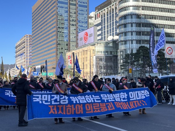 가두행진은 대한문에서 서울역까지 진행됐으며, 범대위와 대회 참가자들은 의대증원 저지를 위한 구호를 외쳤다.