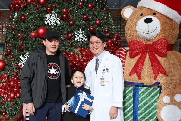 알리누르 아버지, 알리누르와 최종우 서울아산병원 성형외과 교수(사진 왼쪽부터)가 성공적인 치료를 기념하며 사진 촬영을 하고 있다.