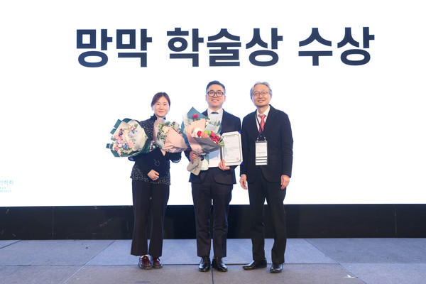 한길안과병원 황덕진 망막센터장(가운데)이 한국망막학회 학술상을 수상했다.