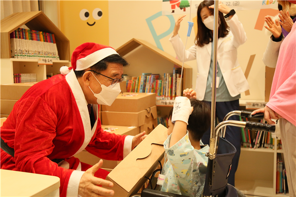 우리아이들의료재단 우리아이들병원은 지난 22일 구로구청과 함께 아이들을 위한 크리스마스 행사를 진행했다고 밝혔다.
