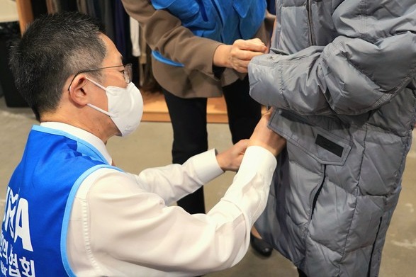 대한의사협회가 노숙인 지원시설 서울시립 다시서기종합지원센터에서 방한의류 나눔 활동을 진행했다고 12일 밝혔다.