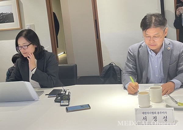 복지부와 의협은 지난 17일 서울 달개비에서 제25차 의료현안협의체를 개최하고 의사 인력 확대와 필수의료 전체 패키지 방향성에 대한 종합적 논의를 진행했다.