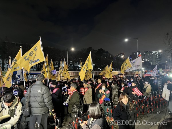 서울시의사회는 15일 오후 7시 용산 대통령실 앞에서 의대증원 저지를 규탄하는 궐기대회를 개최했다.
