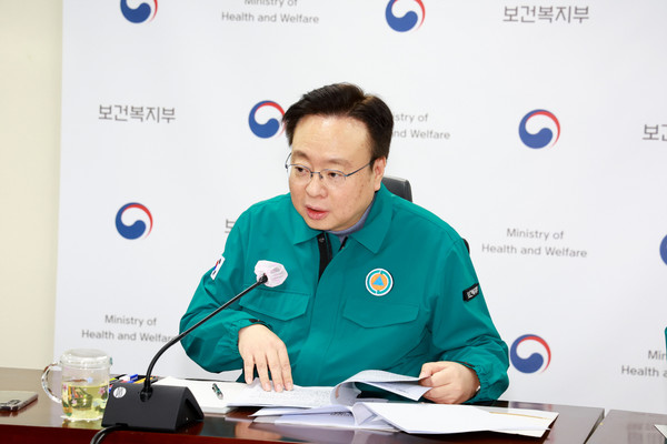 의사집단행동 중앙사고수습본부 조규홍 본부장은 18일 정부서울청사에서 전공의 715명이 사직서 제출한 것으로 확인된다고 밝혔다.