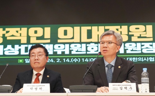 왼쪽부터 대한의사협회 비상대책위원회 박명하 조직위원장, 김택우 비대위원장.