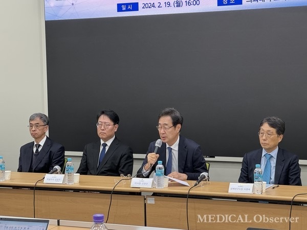 한국의과대학․의학전문대학원협회(KAMC)는 26일 교육부와 각 대학에 2025학년도 의대 학생정원 신청 연기를 요청하는 공문을 발송했다고 밝혔다.