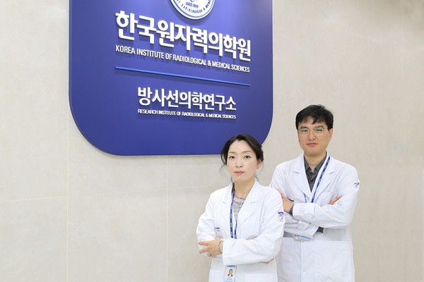 한국원자력의학원 이해준 박사와 동남권원자력의학원 이창근 박사(사진 왼쪽부터)