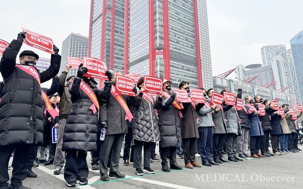 이날 총궐기대회에서는 의료계 인사들이 참여해 정부 정책에 반발했다.
