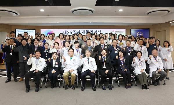 한림대학교성심병원 지난 6일 제2별관 5층 일송문화홀에서 개원 25주년 기념식을 열었다. 