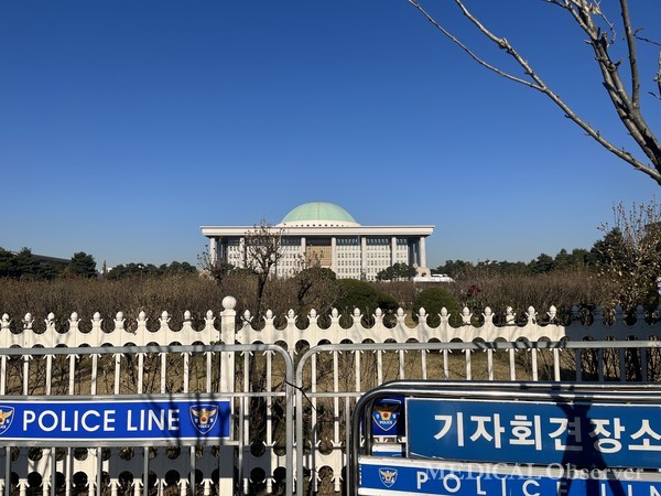 서울의대 교수협의회 비상대책위원회가 오늘 개최하기로 한 '국민 연대'를 위한 간담회를 잠정 보류했다.