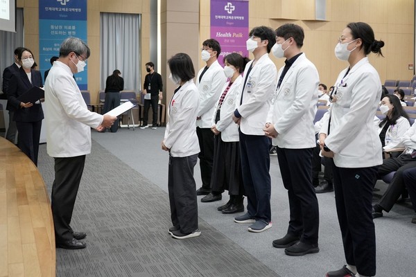 해운대백병원 김성수 원장이 2024년 3월 1일 자로 신규 임용된 교원에게 임용장을 수여하고 있다.