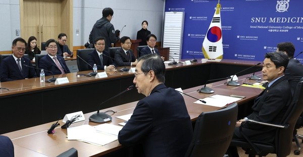26일 한덕수 국무총리가 서울의대를 방문해 의료계와 교육계 인사들과 간담회를 개최했다.
