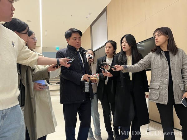 지난 24일 임현택 차기 회장이 의협회관 지하 1층 대강당에서 열린 대한의사협회 비상대책위원회 회의에 참석하고 있다.