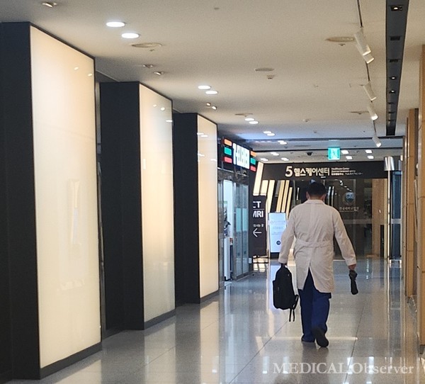 대학병원들은 병동 통합 및 직원 무급 휴가 등의 정책으로 이 위기를 극복하기 위해 안간힘을 쓰고 있다. 