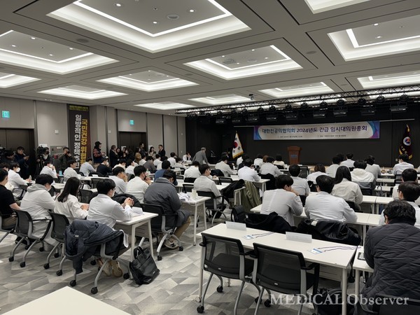 윤석열 대통령과 대한전공의협의회 박단 비대위원장의 만남을 두고 일부 전공의가 밀실 합의 아니냐는 의견일 제기하며 내부 갈등이 빚어지고 있다. 이에 대전협 측은 밀실 합의가 아니라며 진화에 나섰다.