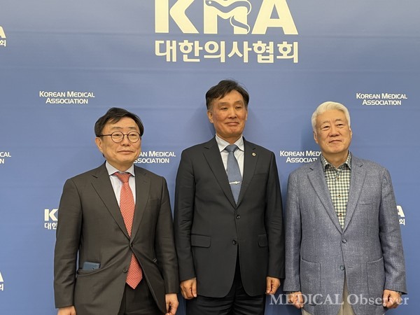 대한의사협회 출입기자단은 18일 의협회관에서 박성민 의장과 기자간담회를 진행했다. 이날 간담회에는 박 의장을 비롯해 임인석 부의장과 이윤수 부의장이 함께 자리했다. (왼쪽부터 이윤수 부의장, 박성민 의장, 임인석 부의장)