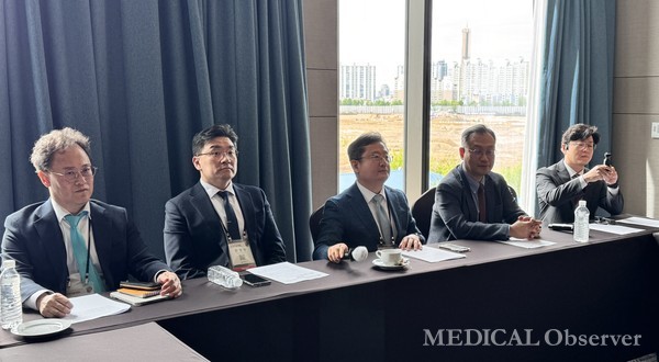 대한신경과의사회는 21일 서울드래곤시티에서 제40회 춘계학술대회 기자간담회를 열고 새로운 집행부 춤범을 알렸다,(왼쪽부터 이상원 보험부회장 / 한영수 학술부회장/ 윤웅용 회장 / 신준현 정책부회장 / 이상범 공보부회장)