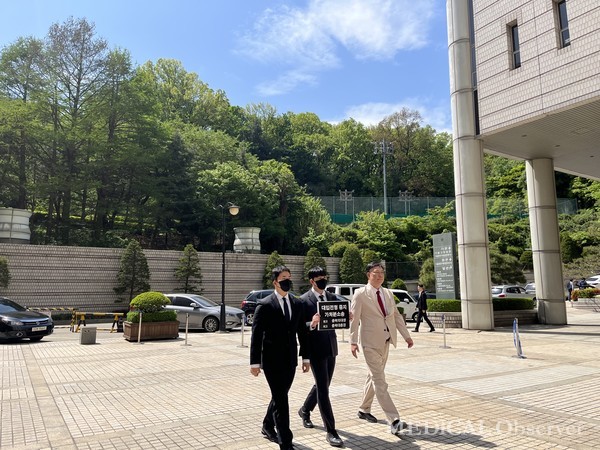 충북의대 이준성 학생회장과 대한의과대학·의학전문대학원학생협회 노정훈 공동비대위원장, 법무법인 찬종의 이병철 변호사는 22일 충북대총장을 상대로 2025학년도 대입전형 시행계획 및 입시요강을 변경하지 말라는 가처분 소송을 서울중앙지방법원에  접수했다. (왼쪽부터 의대협 노정훈 비대위원장, 충북의대 이준성 학생회장, 이병철 변호사)