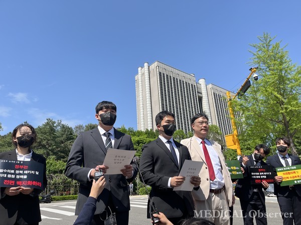 이준성 학생회장(왼쪽)과 의대협 노정훈 비대위원장(오른쪽)이 22일 서울중앙지법 앞에서 가처분 소송 이유를 전하고 있다.