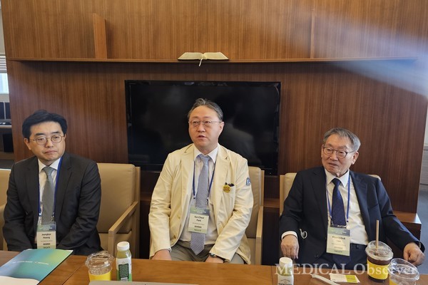 ▲가톨릭중앙의료원 출입기자단은 가톨릭대 서울성모병원의 국내 첫 소장이식 성공 20주년을 기념한 인터뷰를 진행했다. (좌부터) 은평성모병원 김수환 추기경 기념 장기이식병원 황정기 병원장, 서울성모병원 박순철 장기이식센터장, 가톨릭의대 이명덕 명예교수. 