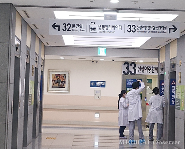 대학병원 교수들이 25일부터 사직 또는 주 1회 휴진을 결정하고 있어 의료 파행이 불가피할 것으로 보인다.