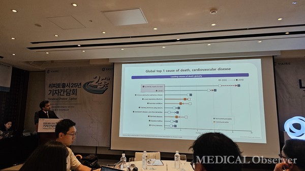 ▲미국 뉴욕의대 Sripal Bangalore 교수는 24일 서울 웨스틴 조선호텔에서 열린 '리피토 출시 25년 기자간담회'에서 '근거 중심의 이상지질혈증 치료 전략’을 주제로 발표했다.