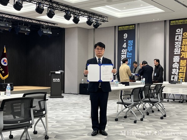 제42대 대한의사협회 회장 임현택 당선인이 지난 3월 26일 의협회관 지하1층에서 회장 당선증을 들고 서 있다. 임현택 당선인은 오는 5월 1일 제 42대 의협 회장으로 취임한다.