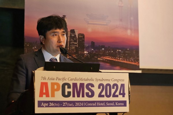 4월 27일 APCMS 2024에서 박경일 교수가 'Cutting Edge Care of Pitavastatin with Ezetimibe Combination Therapy’  제목으로 강연했다.