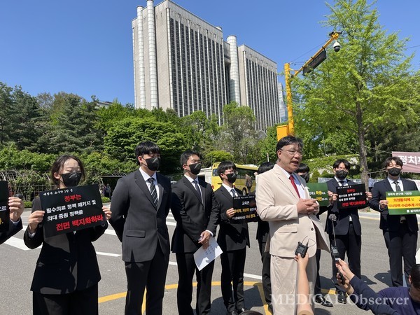 지난 22일, 법무법인 찬종 이병철 변호사가 서울중앙지법 앞에서 가처분 소송 이유를 밝히고 있다.