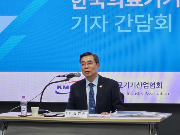 한국의료기기산업협회 김영민 제10대 회장은 의료기기 제조업 육성을 위해 시험검사 및 인허가 비용을 기업 규모에 따른 차등 부과제 도입 필요성을 강조했다.