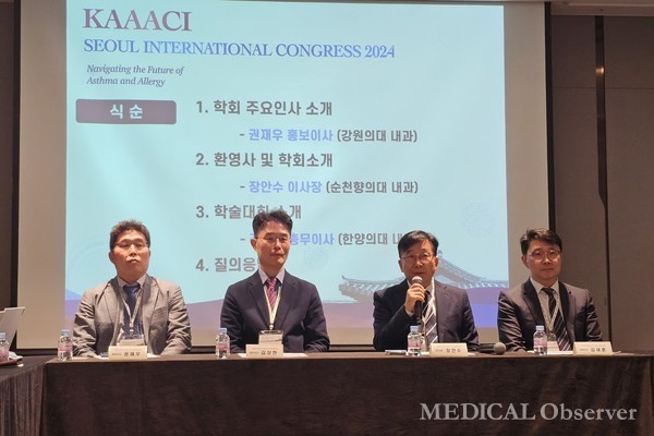 ▲대한천식알레르기학회는 10~11일 그랜드워커힐에서 열리는 서울국제학술대회를 기념해 기자간담회를 10일 가졌다. (좌부터) 대한천식알레르기학회 권재우 홍보이사, 김상헌 총무이사, 장안수 이사장, 김세훈 학술이사. 