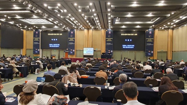 한국임상고혈압학회가 12일 스위스그랜드호텔에서 진행한 춘계학술세미나에 300여 명이 참석하며 성황리에 마쳤다고 13일 밝혔다.