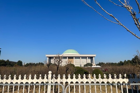 간호법을 발의한 의원은 국민의힘 유의동·최연숙 의원, 더불어민주당 고영인 의원이다. 해당 법안을 토대로 복지부가 수정안을 제출했는데, 여기에는 지역사회라는 문구 대신 보건의료기관과 학교 등 근무 장소가 명시됐으며, PA 간호사 제도화 등이 포함돼있다.