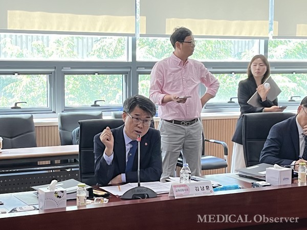 건보공단 김남훈 급여상임이사는 수가협상 생중계는 법률상 비공개가 원칙이기에 불가능하다는 답변을 전했다.