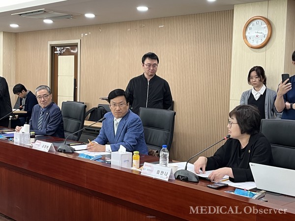 의협 최안나 총무·보험이사는 일본 수가협상 사례를 들며 국민과 회원에게 수가협상을 공개해야 한다고 반박했다.