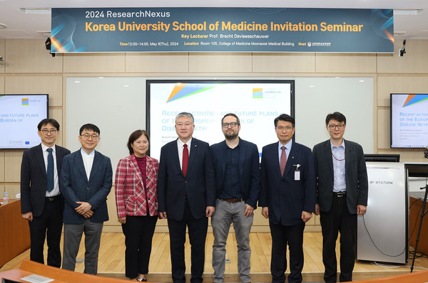 브렛 데블리샤우어 박사 초청 세미나에 참석자들이 단체촬영을 하고 있다. 왼쪽부터 조민우 교수(울산의대), 오인환 교수(경희의대), 박혜숙 교수(이화의대), 윤석준 교수(고대의대), 브렛 데블리샤우어 박사, 편성범 학장(고대의대), 황선욱 교수(고대의대)