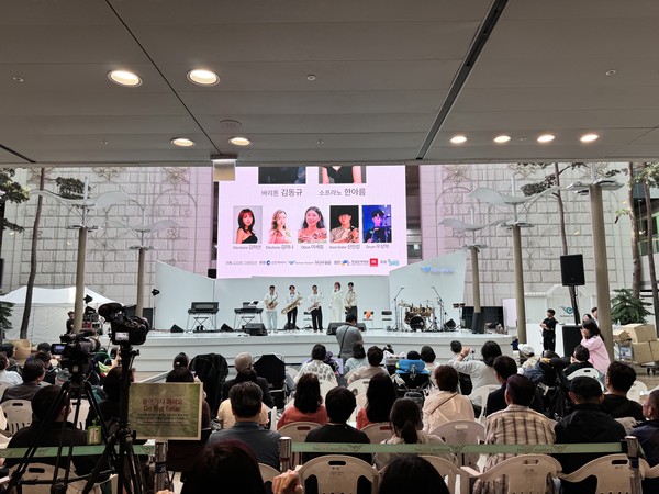 한길안과병원은 22일 인천국제공한 제1터미널 밀레니엄홀에서 열린 중증장애인을 위한 누워서 보는 콘서트(클래식)를 후원했다.