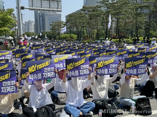 간협은 23일 서울 여의도 국회의사당 앞에서 전국 간호사 간호법안 제정 촉구 결의대회를 열고 이번 임기 내 간호법이 제정되지 않으면 간호사 업무 관련 시범사업을 보이콧하겠다는 뜻을 밝혔다.