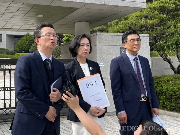 전국의과대학교수협의회는 24일 대법원에 소송지휘권을 요구하는 탄원서를 제출했다.
