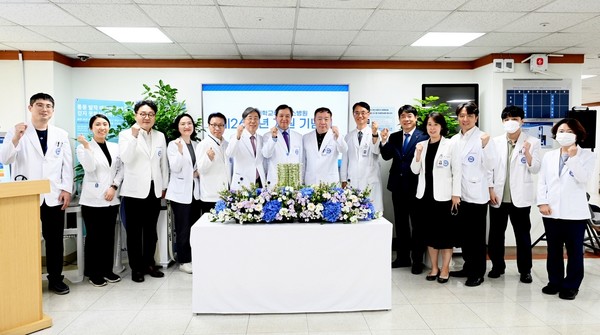 ▲한양대 류마티스병원은 24일 류마티스병원 1층 로비에서  '제26주년 개원기념식'을 개최했다.