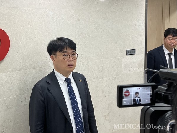 이날 1차 회의에 참석한 의협 임현택 회장은 "오늘 협상장에서 결정되는 수가는 국민 목숨 값"이라며 "정부가 국민 목숨 값을 얼마로 생각하는지 나타내는 지표가 될 것"이라고 말했다.