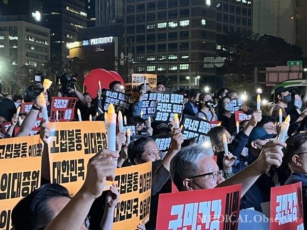 대한의사협회는 지난달 30일 덕수궁 대한문 앞에서 '대한민국정부 한국의료 사망선고 촛불집회'를 개최했다. 집회에 참여한 의협 임현택 회장은 "6월부터 의료 농단에 항의하는 본격적 싸움이 시작될 것"이라고 밝혔다.