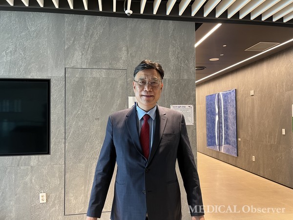 전의교협 법률대리인 이병철 변호사(법무법인 찬종)는 지난 2일 오후 보도자료를 통해 "국민 10명 중 7명이 의대 정원 2000명 증원을 찬성한다고 발표한 정부의 발표는 대국민 사기극"이라고 비판했다.